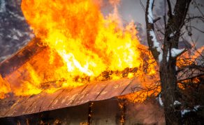 Tragiczny pożar drewnianego budynku mieszkalnego w Szymbarku