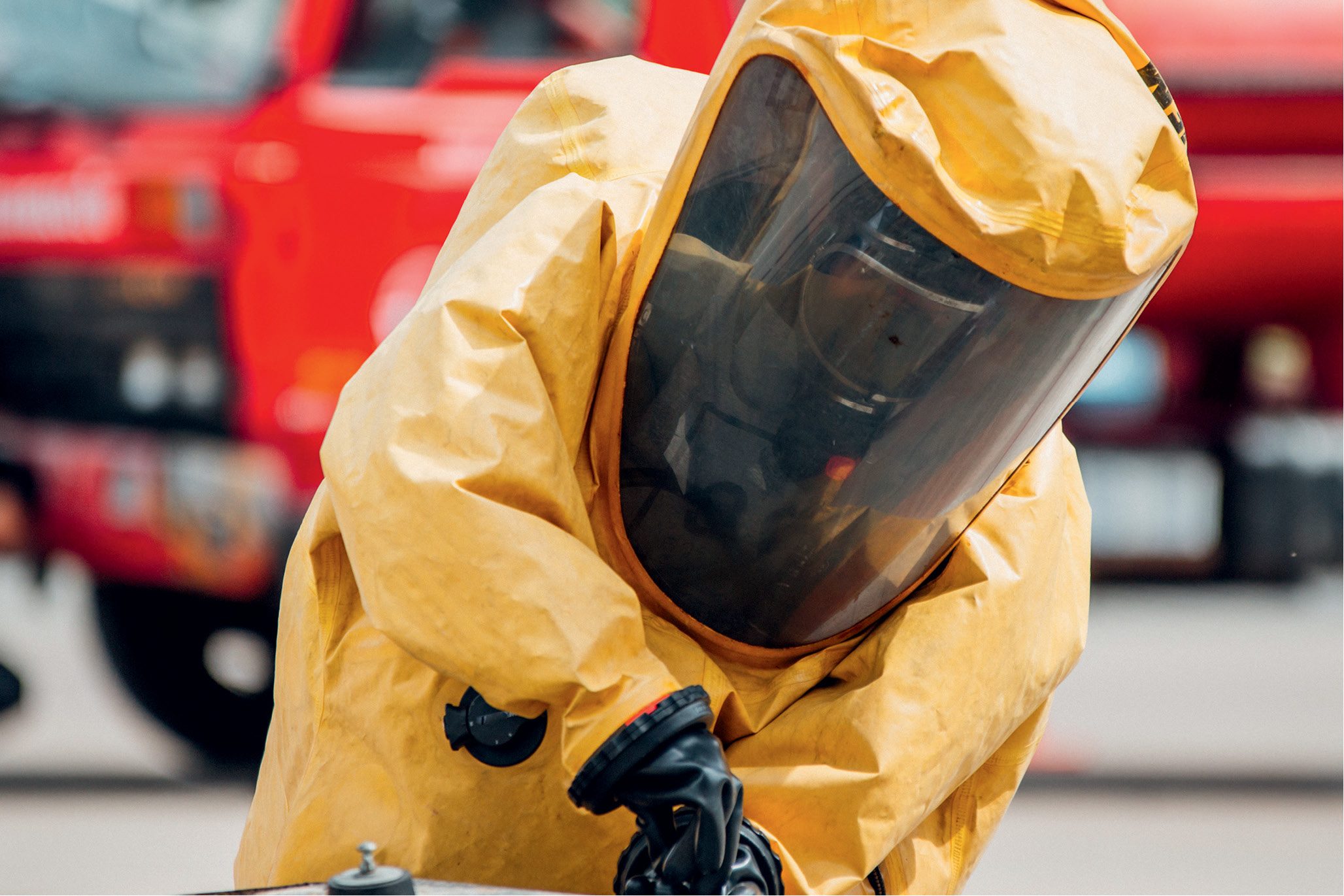 W_AKCJI_4_22_Kamil_Bialy_EWAKUACJA_POSZKODOWANYCH_CBRNE_HAZMAT_iStock-1150406161