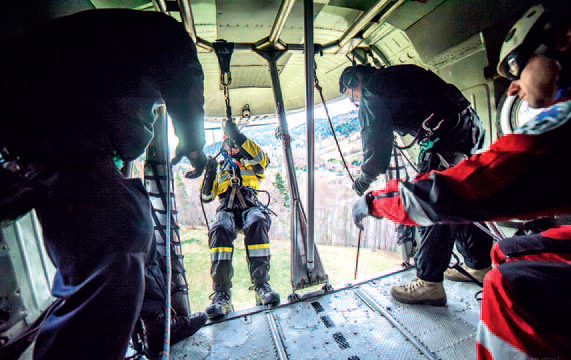 Fot. 2. Kratownica desantowa na pokładzie Mi-8