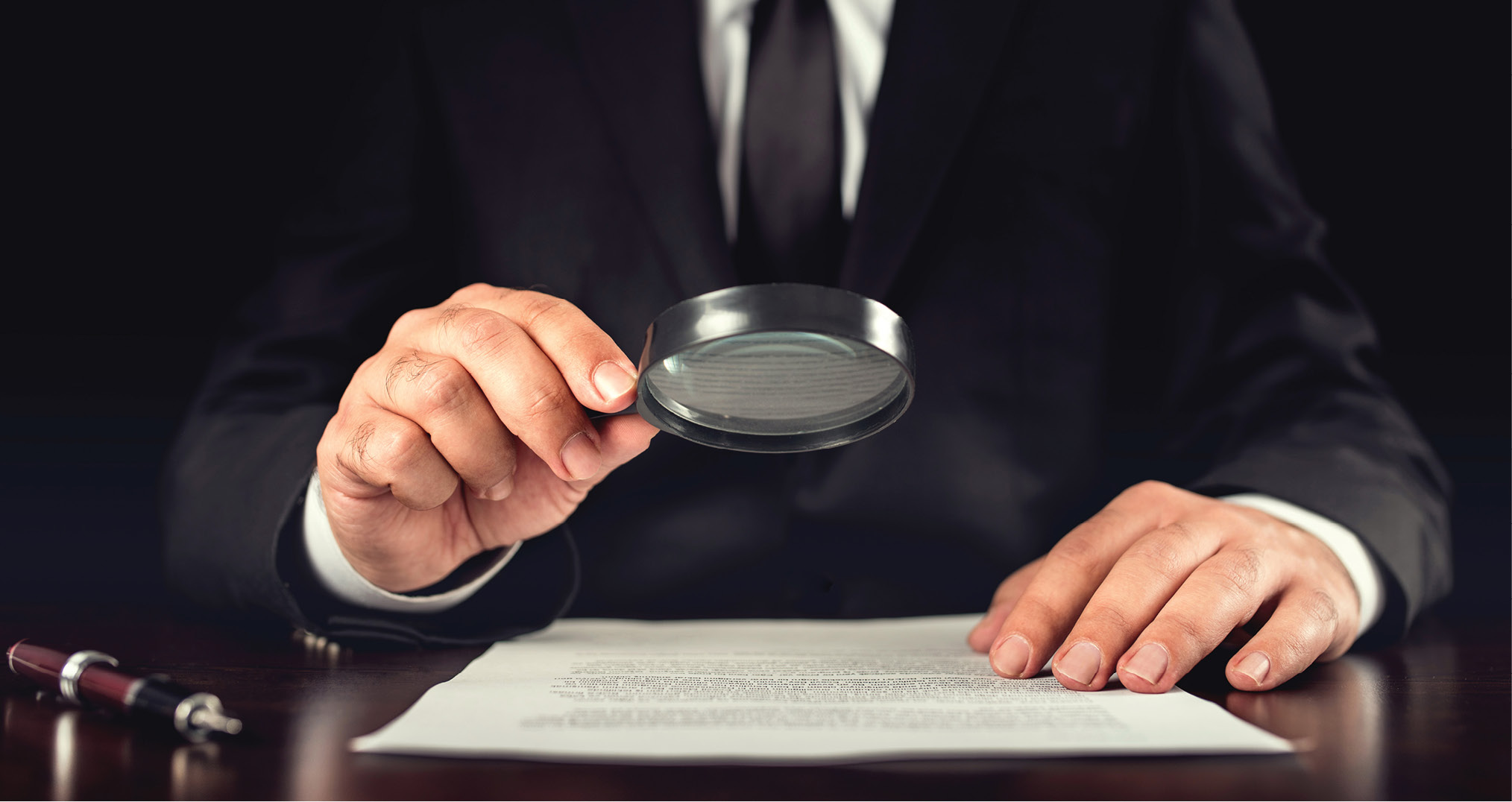 W_AKCJI_4_23_Przemyslaw_Berus_KIERUJACY_DZIALANIEM_RATOWNICZYM_UREGULOWANIA_FORMALNOPRAWNE_iStock-825677730