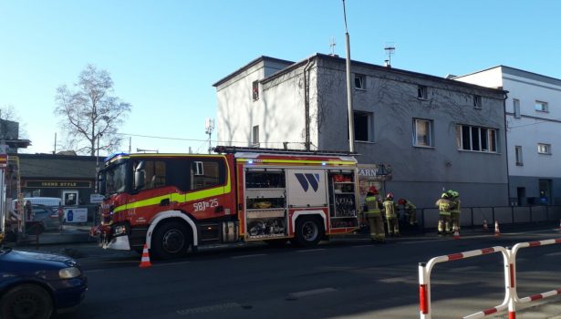 Pożar domu w Rybniku. Nie żyje kobieta, strażak został ranny