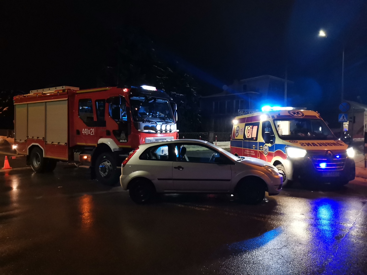 Zderzenie wozu strażackiego z samochodem osobowym