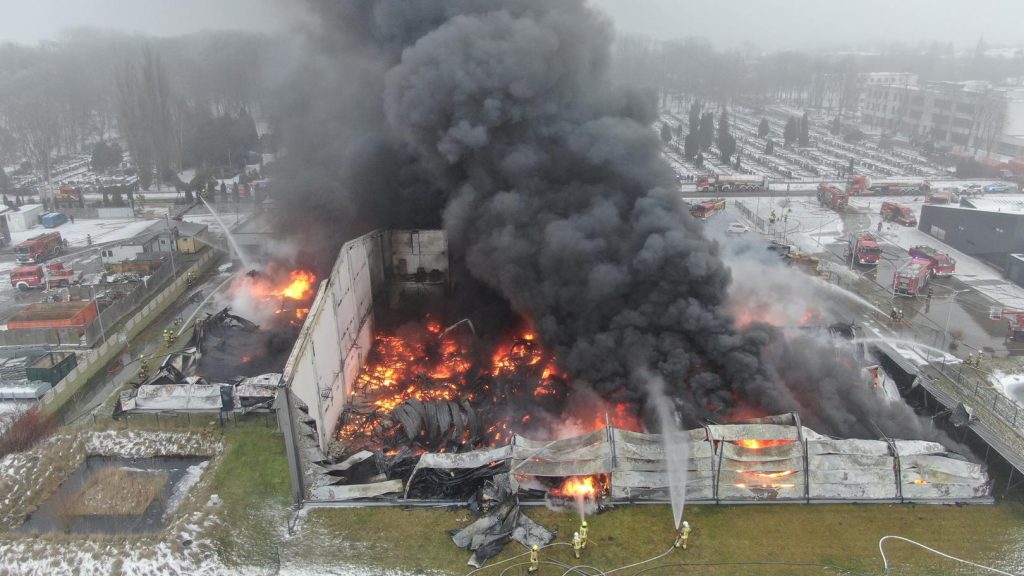Jedna osoba zginęła w pożarze hali pod Warszawą