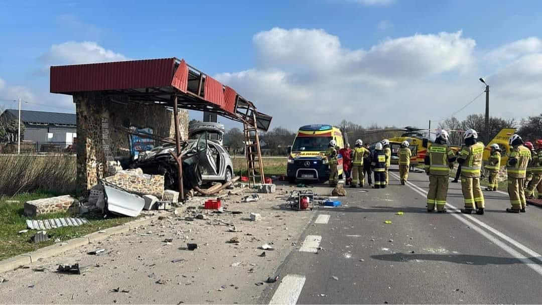 Tragiczny wypadek na przystanku autobusowym