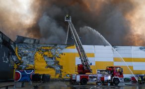 Ogromny pożar hali handlowej w Warszawie