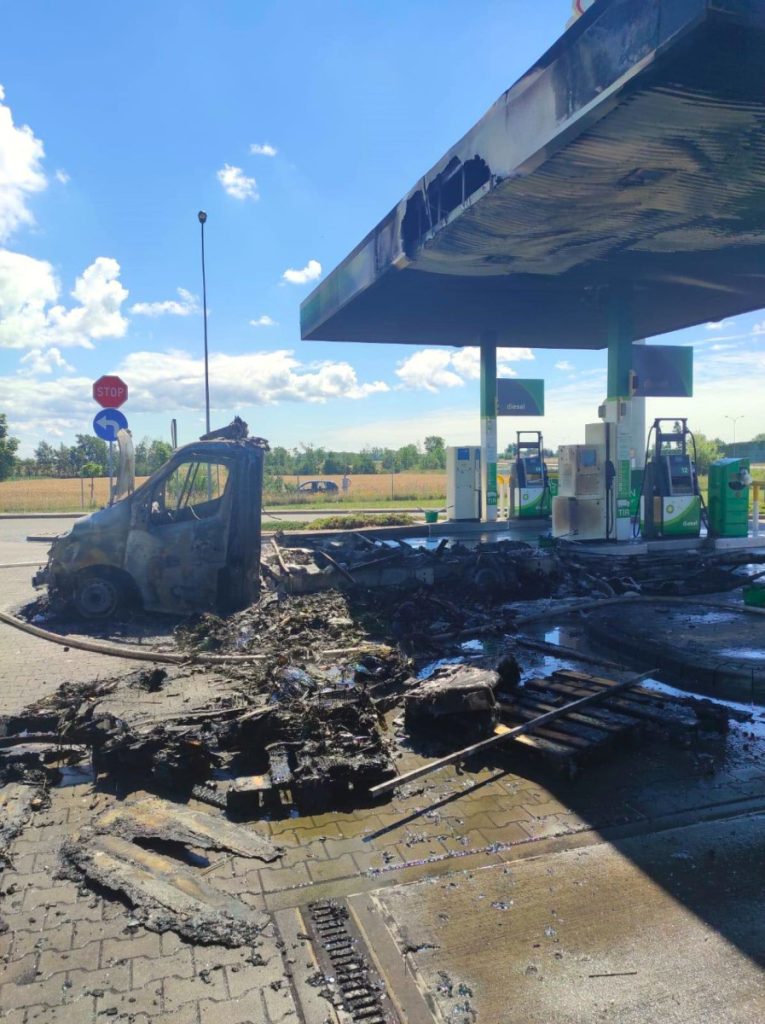 Pożar samochodu dostawczego na stacji paliw