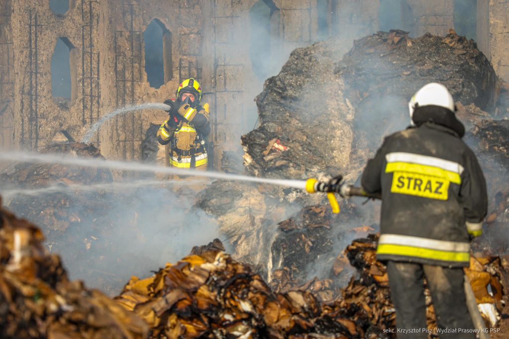 Pożar w zakładzie recyklingu w Woli Łaskiej: Ponad 160 strażaków w akcji ratowniczej