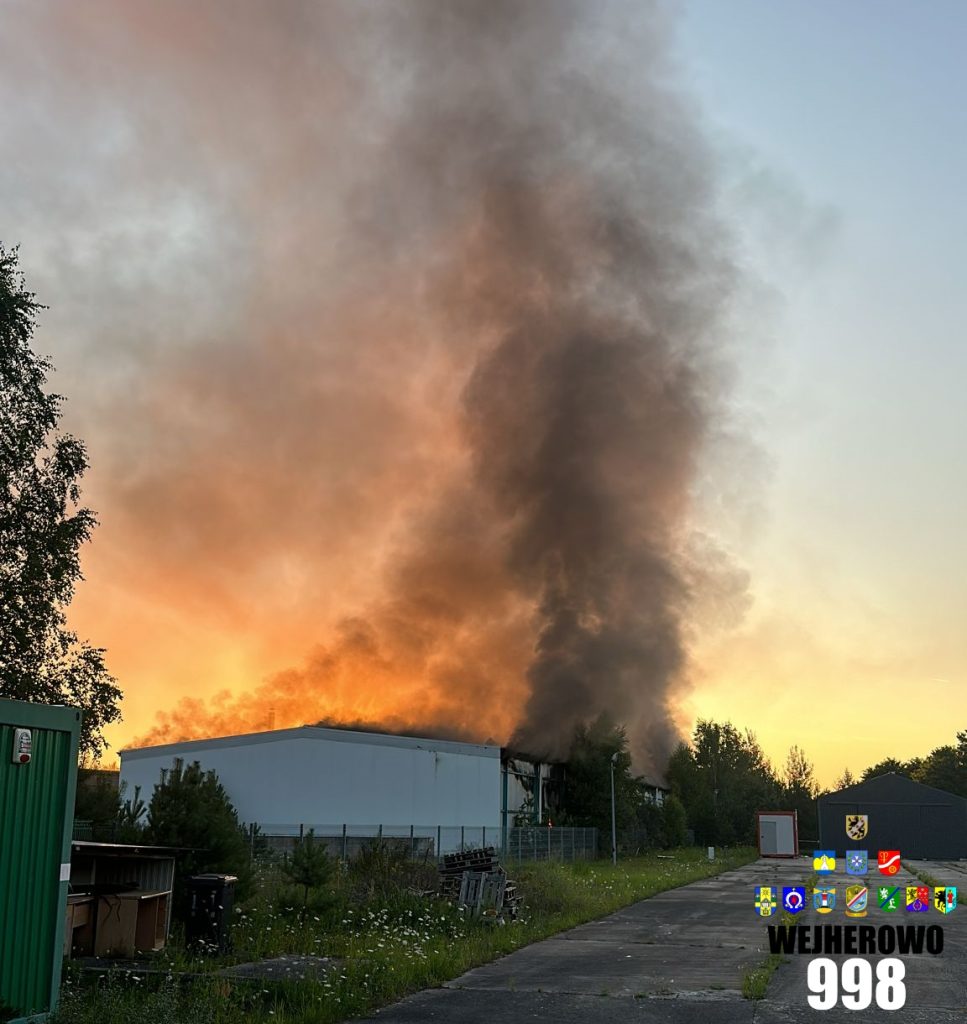 Poważny pożar hali produkcyjnej na Pomorzu. W akcji 21 zastępów straży pożarnej