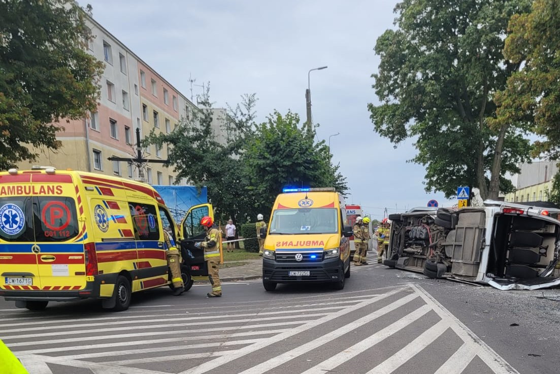 Poważny wypadek w Lubrańcu: 13 osób rannych w zderzeniu autobusu i samochodu osobowego