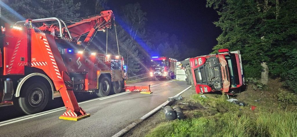 Wypadek ciężarówki na trasie DW 182 Miłkowo-Klempicz