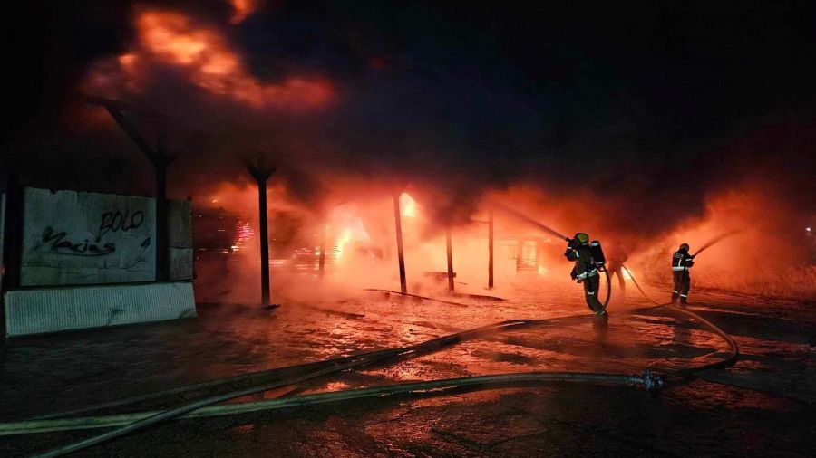 Nocny pożar stolarni w Żabinie – 15 zastępów straży pożarnej w akcji