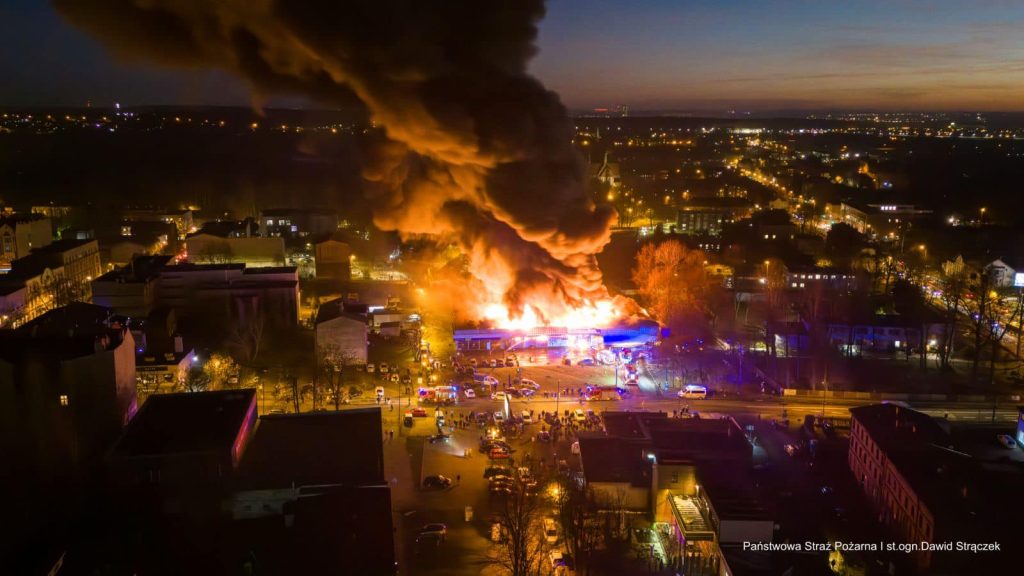 Pożar w Rudzie Śląskiej: strażacy walczyli z ogniem w pawilonie handlowym