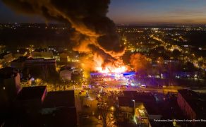 Pożar w Rudzie Śląskiej: strażacy walczyli z ogniem w pawilonie handlowym