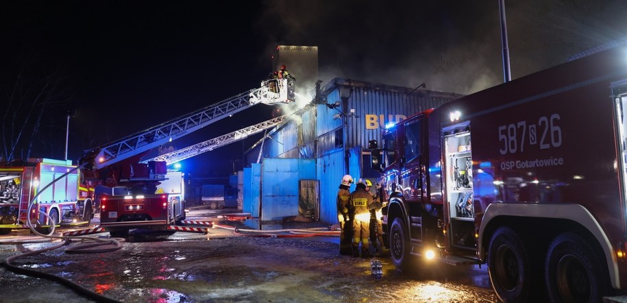 Pożar hali produkcyjno-magazynowej w Rybniku. Strażacy opanowali ogień