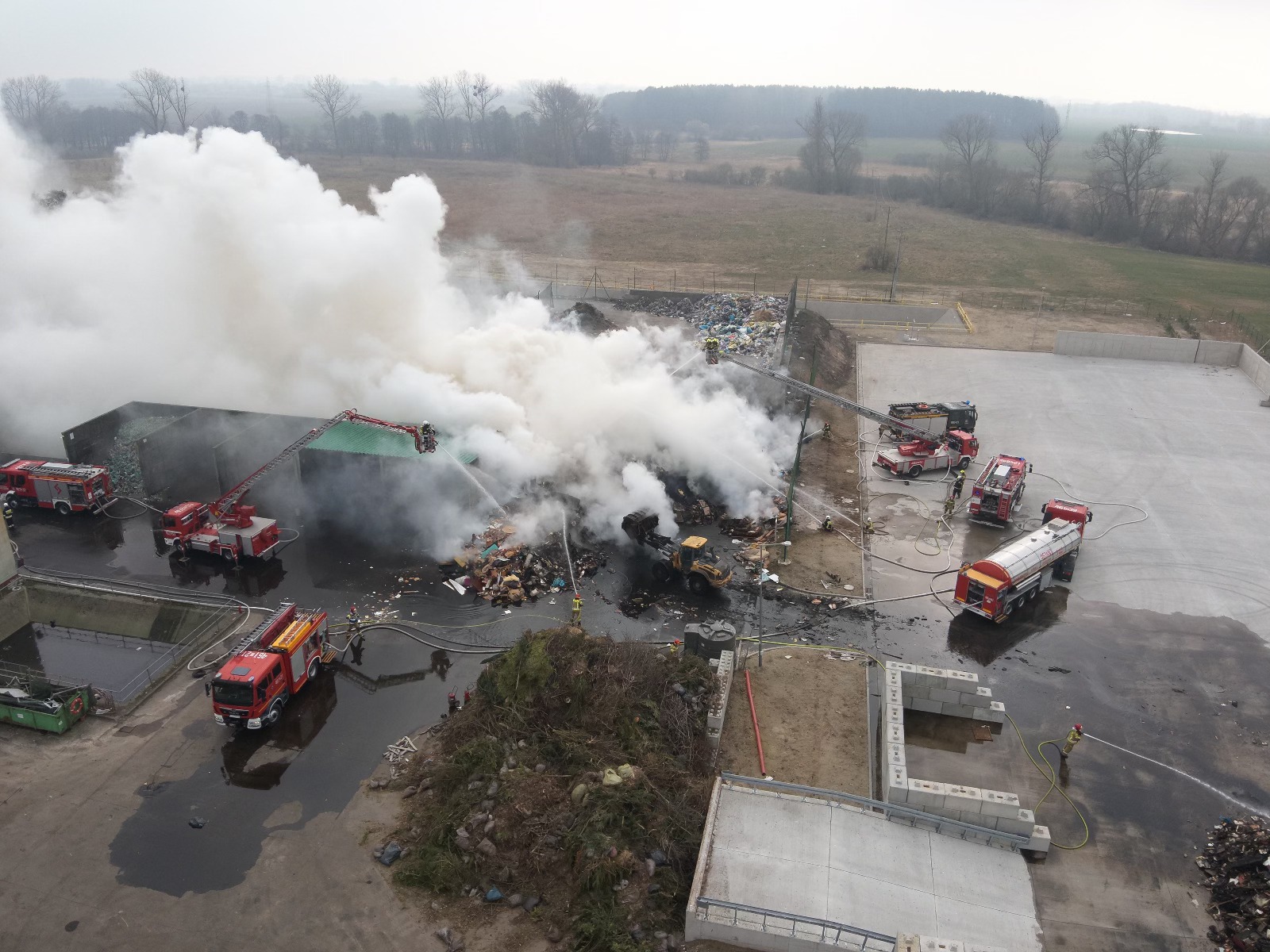 Pożar składowiska odpadów w Mokrawicy – RCB wydało alert