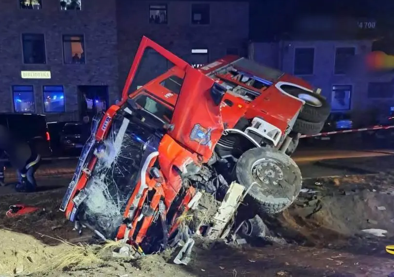 Tragiczny wypadek wozu strażackiego w Mrokowie – jedna osoba nie żyje