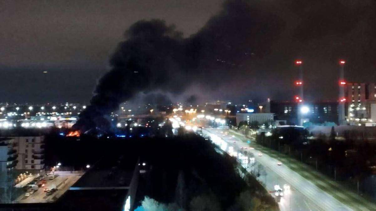 Pożar magazynu w Warszawie – zawalił się dach budynku