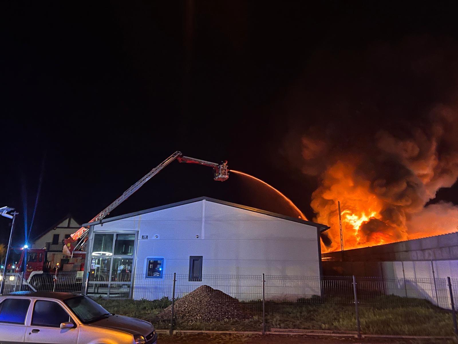 Pożar składowiska aut w Ślesinie – 19 zastępów w akcji