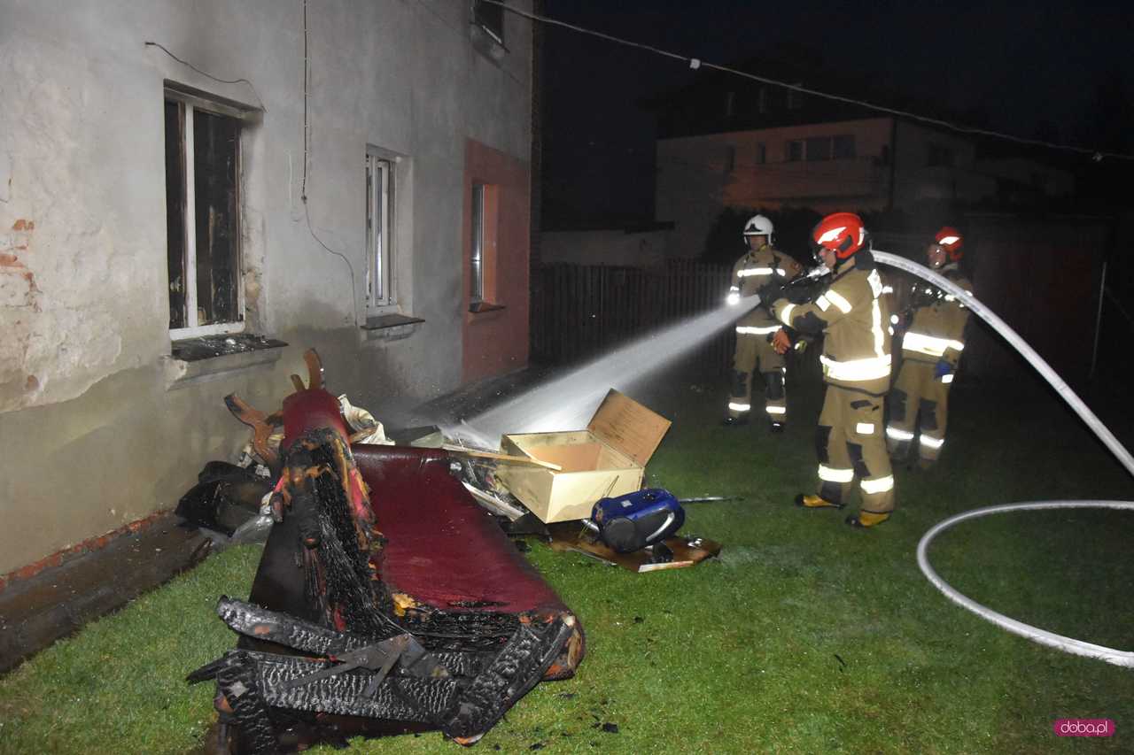 Pożar w Bielawie – ewakuacja 15 osób. Doszło do rękoczynów