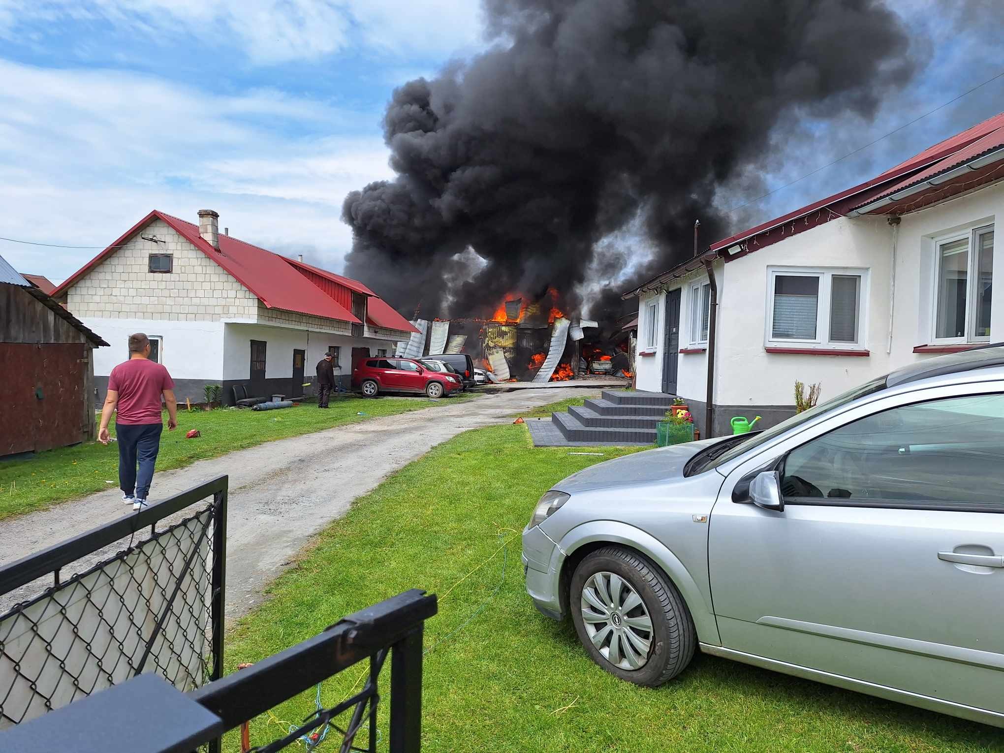 Pożar warsztatu w Woli Wielkiej – dwie osoby ranne
