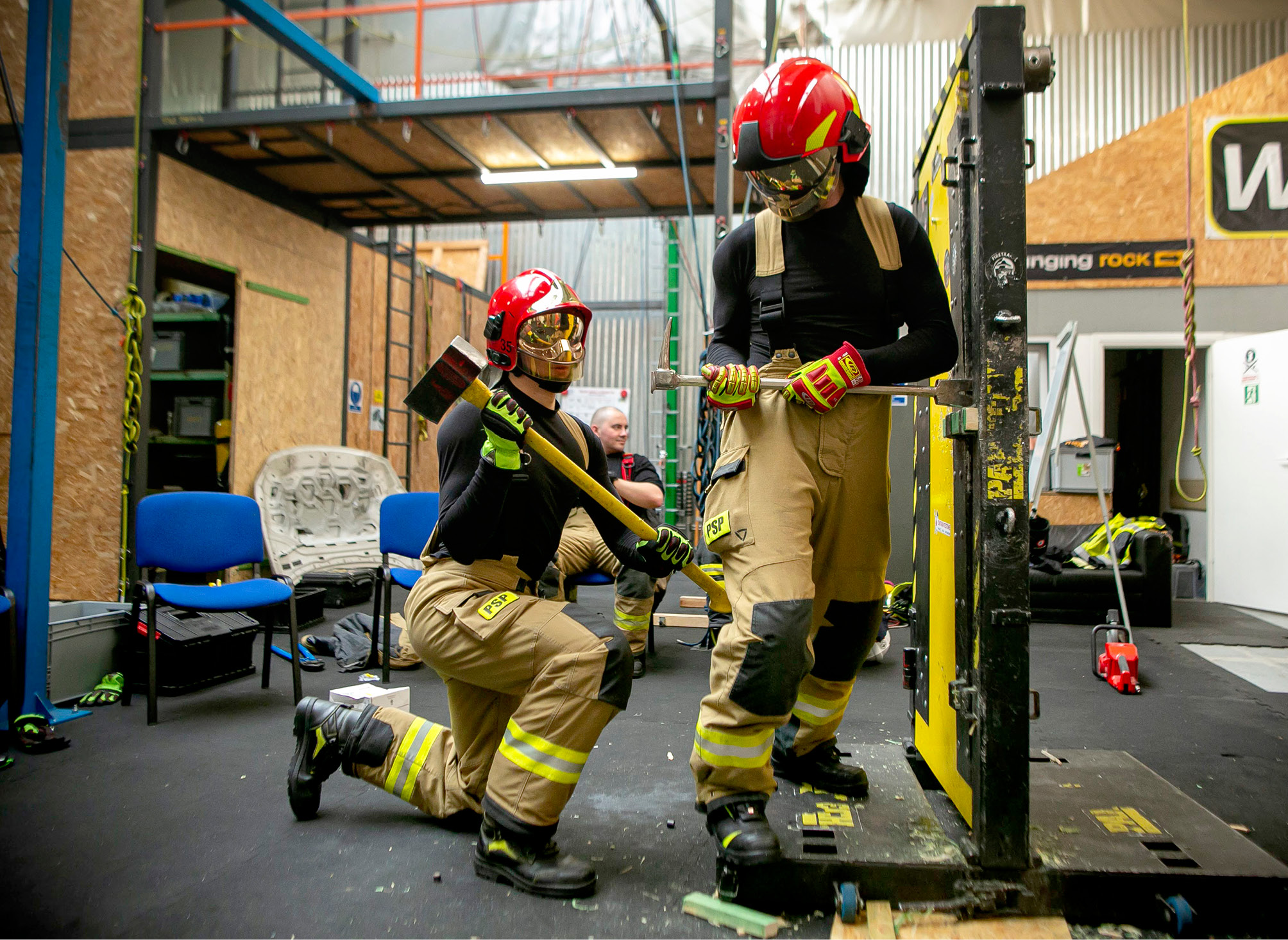 W_AKCJI_2_25_Michal_Baranowski_SILOWE_OTWIERANIE_DRZWI_FOT_1