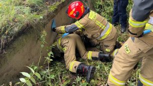 72-latek utknął w przepuście pod drogą