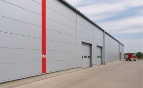 W_AKCJI_3_25_Marek_Zloto_NOWE_OZNAKOWANIE_BUDYNKOW_PO_OSTATNICH_POZARACH_HAL_FOT_1