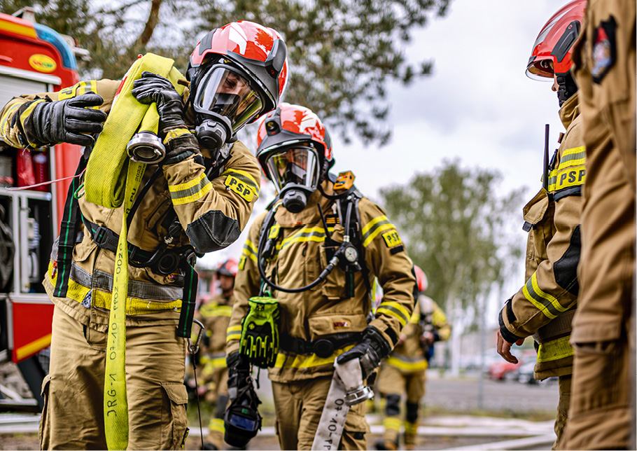 W_AKCJI_3_25_ze_strazackim_pozdrowieniem_ROZMOWA_Z_TWORCA_PROJEKTU_MUNDURY_W_AKCJI_FOT_2