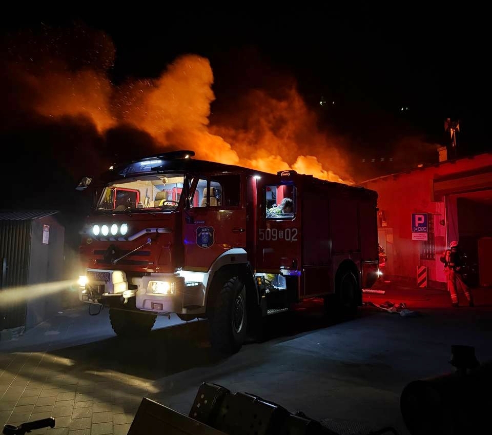 Pożar remizy OSP Hel – dwaj strażacy poszkodowani
