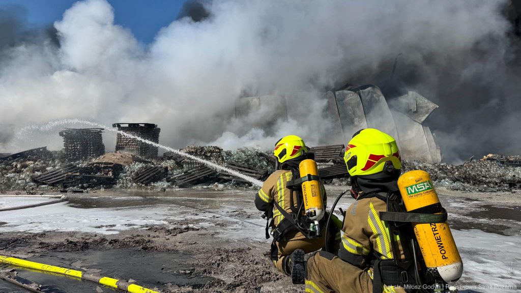 Wielki pożar hali produkcyjno-magazynowej w Tarnowie
