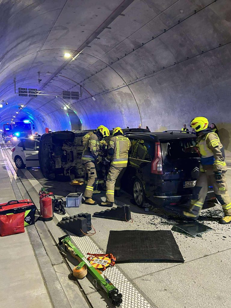 Strażacki sprawdzian gotowości – manewry ratowniczo-gaśnicze w tunelu Cisiec TD2