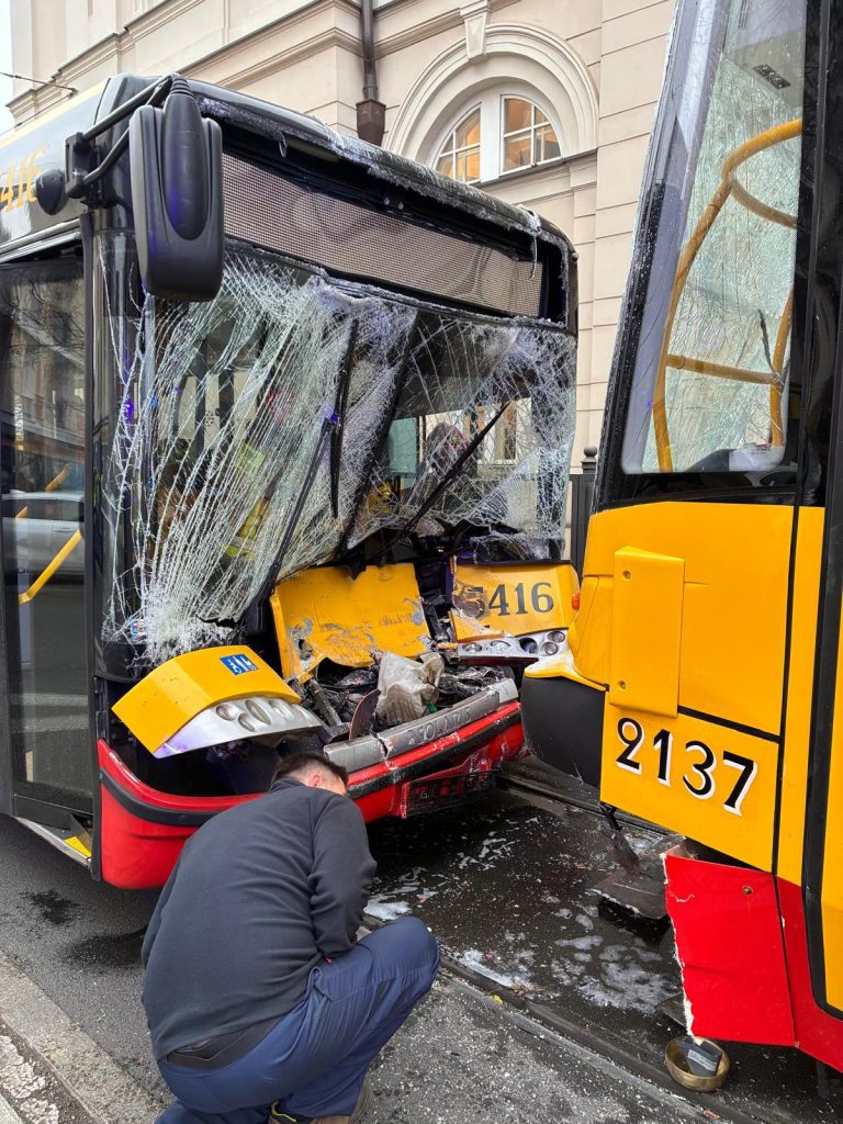 Wypadek komunikacyjny w Warszawie. Ponad 20 osób poszkodowanych