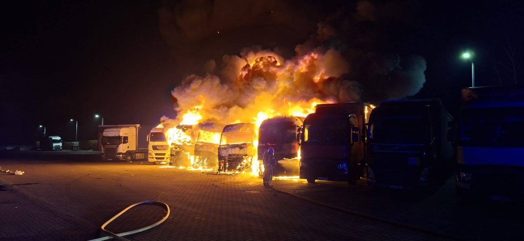 Pożar zestawów ciężarowych w Paniówkach. Duża akcja PSP i OSP