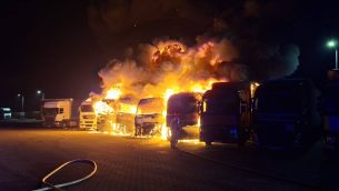 Pożar zestawów ciężarowych w Paniówkach. Duża akcja PSP i OSP