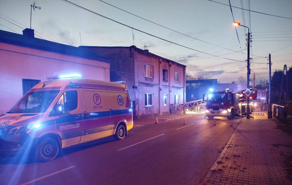 Pożar budynku wielorodzinnego w Będzinie. Jedna ofiara śmiertelna
