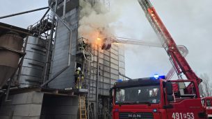 Pożar suszarni ziarna w Zdunach. Strażacy walczyli z ogniem przez ponad 15 godzin