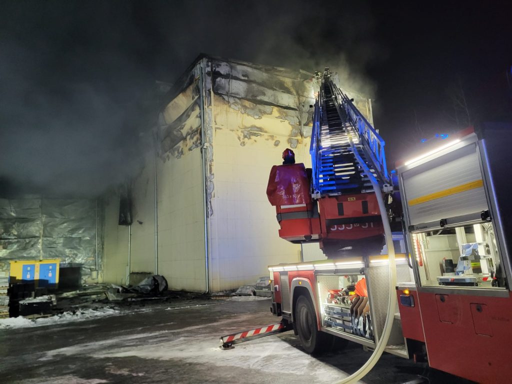 Pożar hal produkcyjnych w Aleksandrii pod Częstochową. Strażacy opanowali sytuację