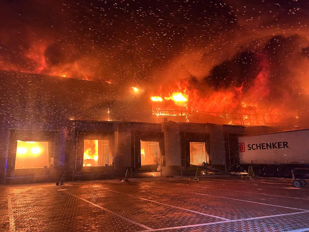 Wielki pożar hali magazynowej w Tarnowie Podgórnym. Ponad 80 zastępów w akcji