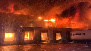 Wielki pożar hali magazynowej w Tarnowie Podgórnym. Ponad 80 zastępów w akcji