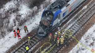 Wypadek na przejeździe kolejowym w Błoniu. Służby prowadziły działania ratownicze