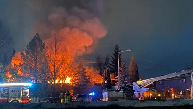 Groźny pożar szeregowca w Słotwinach. Dwóch strażaków rannych podczas akcji gaśniczej