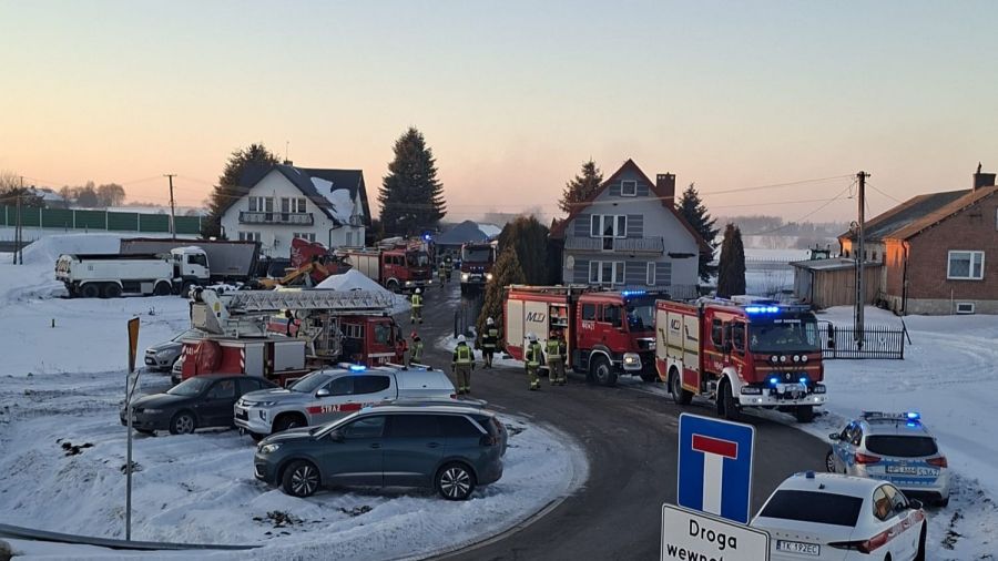 Pożar hali magazynowej w Tomaszowie. Dach zawalił się podczas działań strażaków