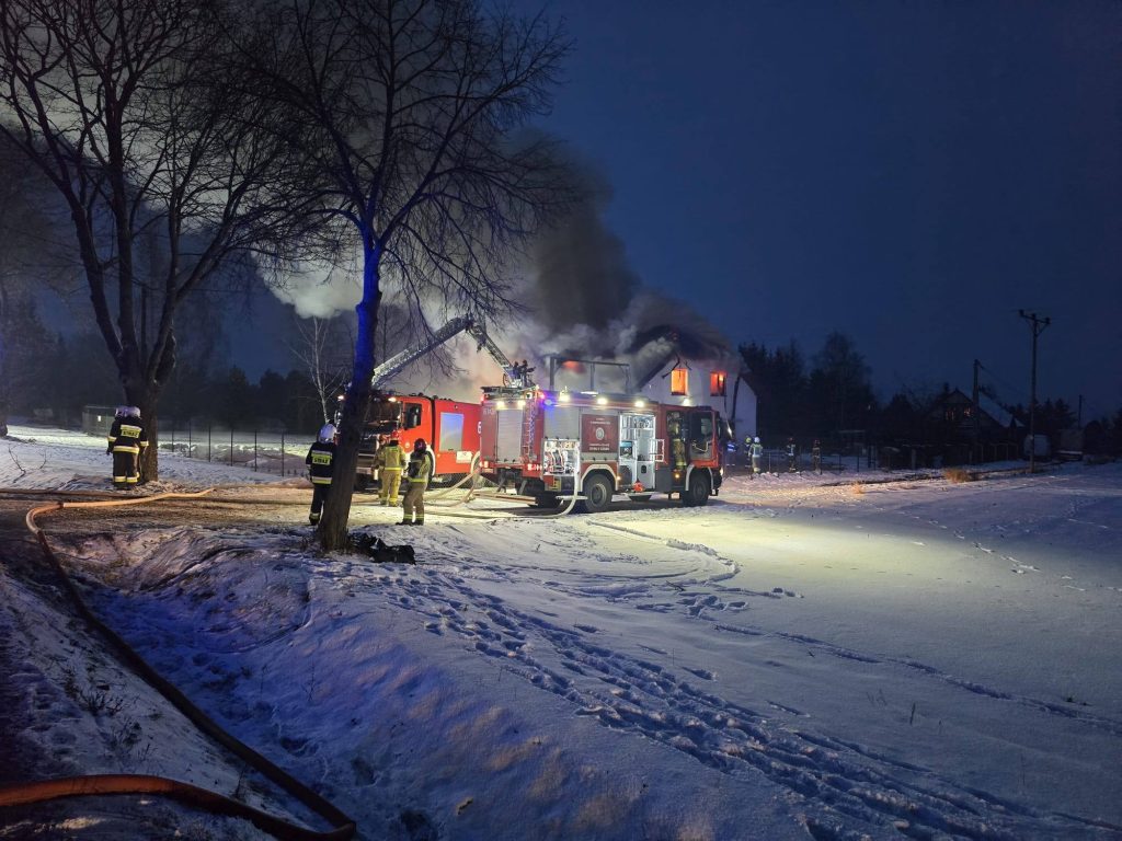 Duży pożar zakładu produkcyjnego w Dzierżeninie. Ponad 20 zastępów straży pożarnej w akcji