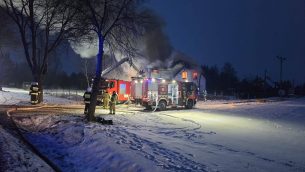 Duży pożar zakładu produkcyjnego w Dzierżeninie. Ponad 20 zastępów straży pożarnej w akcji