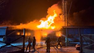 Pożar hali ze zbożem w Cieninie Zabornym. Do akcji skierowano 23 zastępy straży pożarnej