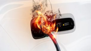 W_AKCJI_1_26_temat_numeru_Norbert_Tusnio_POZARY_EV_I_PV_iStock-2232675004