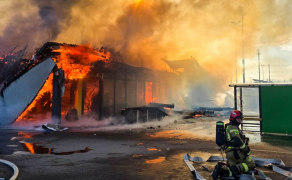 Pożar sklepu Biedronka w Polkowicach. Dach zawalił się, trzech strażaków rannych
