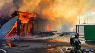 Pożar sklepu Biedronka w Polkowicach. Dach zawalił się, trzech strażaków rannych
