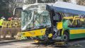 Karambol przy szkole w Bełchatowie. Zderzenie autobusu MZK i ciężarówki