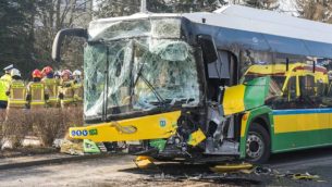 Karambol przy szkole w Bełchatowie. Zderzenie autobusu MZK i ciężarówki
